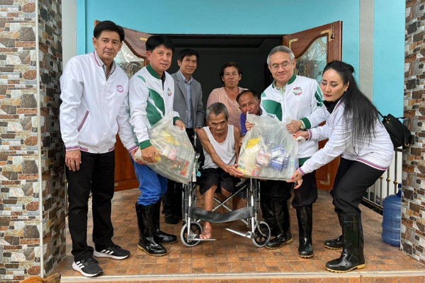 รองหัวหน้าพรรคพลังประชารัฐ ลงพื้นที่ ต.แม่เปา มอบถุงยังชีพ 1,000 ชุด ช่วยผู้ประสบภัยน้ำท่วมเชียงราย