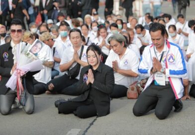‘มาดามหยก’ นำกราบแผ่นดินจากใจ แผ่กุศลถึงผู้ปกป้องแผ่นดินไทย ปลื้มจับได้เลขเบิ้ล  22  มอง เลขมงคล จดจำง่าย อ้อนขอเสียง ‘พลังเงียบ-พลังบริสุทธิ์’ เลือกจิตอาสา ‘ก้าวอิสระ” มาเปลี่ยนประเทศให้ดีกว่าเดิม