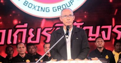 พลตรีณัฏฐ์ ศรีอินทร์ รองแม่ทัพภาค 2 ประธานเปิด “น้ำยืนไฟต์”คู่เอก”พยัคฆ์ดำ” น็อค “เจสเปอร์” ยก 3 มหกรรมมวยไทยนานาชาติ อ.น้ำยืน จ.อุบลราชธานี