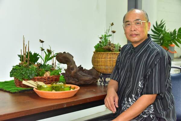 เสกกล่องพัสดุเป็นงานศิลป์ มทร.ธัญบุรี โชว์ ‘ปุ๋ยปั้นรูปสัตว์’ ประดับพานรับน้ำรักษ์โลกรับสงกรานต์