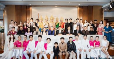 เปิดม่าน “สุริยะเทวะ อวอร์ด 2026” สะเทือนวงการ! ผุด “ตุ๊กตาทองคำ” แห่งคุณความดี มูลค่าต้นแบบกว่าแสนบาท ระดมคนบันเทิง-นักธุรกิจไทยเทศร่วมงานคับคั่ง