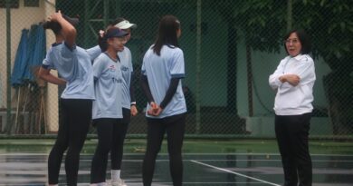 5 นักหวดสาวซอฟท์เทนนิสทีมชาติไทย ชุดลุยศึกเอเชี่ยนเกมส์ที่เมืองนาโงย่า ประเทศญี่ปุ่น ซ้อมเข้ม นางอุดมลักษณ์ ศิริกุลเลิศรัฐ นายกสมาคมกีฬาซอฟท์เทนนิสแห่งประเทศไทย หวังลุ้นเหรียญรางวัลฝากแฟนกีฬาชาวไทย