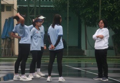 5 นักหวดสาวซอฟท์เทนนิสทีมชาติไทย ชุดลุยศึกเอเชี่ยนเกมส์ที่เมืองนาโงย่า ประเทศญี่ปุ่น ซ้อมเข้ม นางอุดมลักษณ์ ศิริกุลเลิศรัฐ นายกสมาคมกีฬาซอฟท์เทนนิสแห่งประเทศไทย หวังลุ้นเหรียญรางวัลฝากแฟนกีฬาชาวไทย