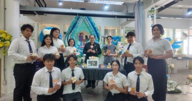 ราชมงคลธัญบุรีรวมพลัง ประดิษฐ์ดอกไม้จันทน์ 3 แบบในพระนาม “ควีนสิริกิติ์”