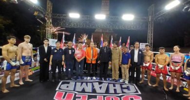 พล.ต.ท.ไตรรงค์ ผิวพรรณ และ ดร.หิมาลัย ผิวพรรณ ร่วมเป็นประธานอำนวยการและประธานจัดการแข่งขัน”มหกรรมมวยไทยนานาชาติ วันกตัญญูบูรพาจารย์หลวงพ่อคูณ ปริสุทโธ” ที่ เวทีมวยชั่วคราววัดบ้านไร่ จ.นครราชสีมา