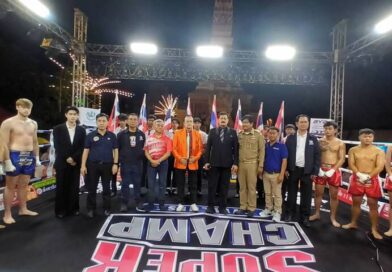 พล.ต.ท.ไตรรงค์ ผิวพรรณ และ ดร.หิมาลัย ผิวพรรณ ร่วมเป็นประธานอำนวยการและประธานจัดการแข่งขัน”มหกรรมมวยไทยนานาชาติ วันกตัญญูบูรพาจารย์หลวงพ่อคูณ ปริสุทโธ” ที่ เวทีมวยชั่วคราววัดบ้านไร่ จ.นครราชสีมา